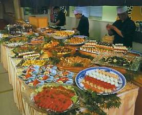 料理人が目の前で調理する夕食のバイキング風景（イメージ）