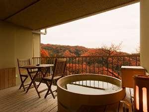 客室露天風呂から望む紅葉 