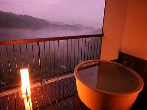 遠くまで続く山々を望み、お部屋専用の露天風呂でのんびりと