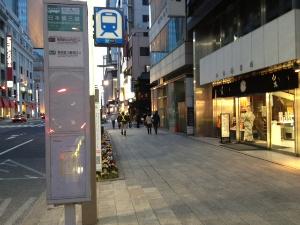 最寄りの地下鉄出口を出た景色
