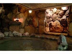 壮大な岩造りの「岩風呂」源泉100％掛流し　6：00〜10：30　12：30〜23：00