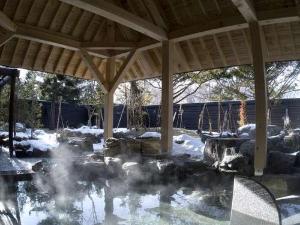 ◆冬の露天風呂／お湯の柔らかさとしっとり感から“美人の湯”と呼ばれる支笏湖温泉。冬には雪見露天を。