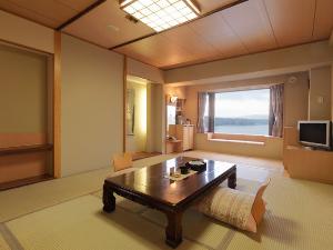 【湖側】和室１０畳／やさしい樹のぬくもりで設えた和の空間。窓からは阿寒湖をご覧いただけます。