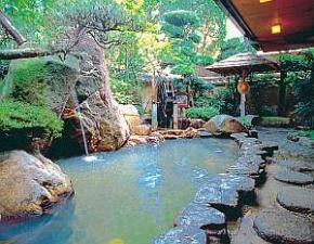 庭園露天風呂は男女それぞれに