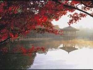 紅葉の浮見堂