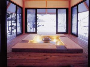 【足湯（冬）】お湯に両足を浸してゆらゆら。足を包むお湯のぬくもりに心がほぐれます。