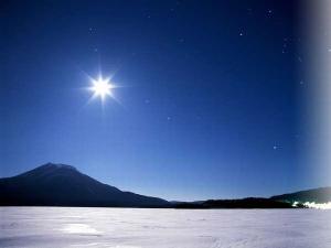 冬の夜の阿寒湖。吸い込まれそうな風景が目の前に広がります