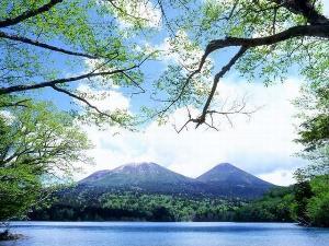 湖と山が織りなす美しい風景も素敵な旅の思い出です。