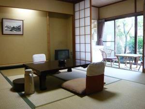 客室の一例です。1階客室の多くは壷庭を見る事が出来ます
