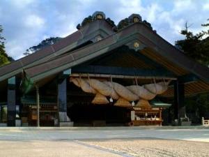 縁結びの総本山・出雲大社。毎年旧暦10月10日に、全国の神様が一堂に会すると言われています。参拝の作法は、二礼四拍手一礼。覚えていて損はないかも。