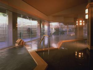 大浴場『檜の湯』檜を贅沢に使った広々大浴場は、朝夕入れ替えで巖風呂も楽しむことができます。