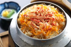 『カニ味噌付き蟹釜飯』目の前で炊き上げるホクホクの釜めしに舌鼓！