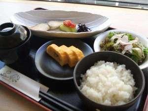 シェフが目の前で魚を鉄板でお焼きする「朝ごはん」が好評です★