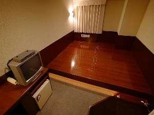 こあがりルーム◆小さいお子様の添い寝に最適♪お部屋によっていろんな色の木を使っています。