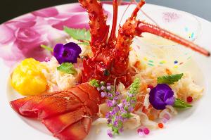 食べるのが勿体ない？！色鮮やかな「地物伊勢海老花かすみ仕立て」土佐のゆずぽん酢でどうぞ♪