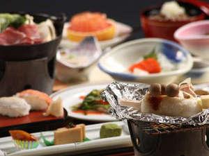 夕食の献立の一例。県境ならではの味覚をご用意しています。