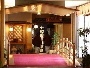 大浴場までの楽しい館内。沢山の展示品や七福神もいらっしゃいますよ♪