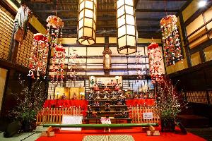 合掌造りの古民家「紺野家」に飾られるつるし雛「さげもん」が彩る雛祭り。.