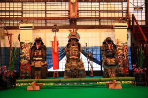 「鎧」や「兜」を飾り「こいのぼり」をたて端午の節句をかやぶきの郷でお祝いします