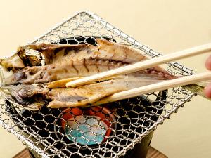 【ご朝食】朝は自席でアジの干物をお好みの加減で炙ってお召し上がりください！