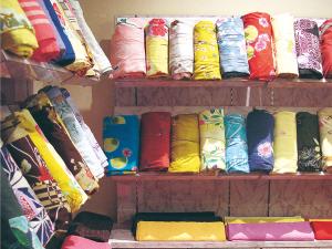 女性のお客様は500種類以上の中からお好きな浴衣をご自由にお選びいただけます。