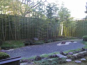 和の趣を感じるホテル庭園