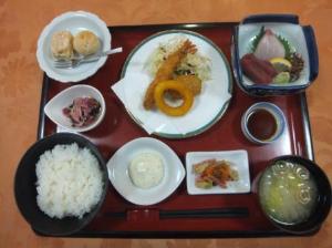 刺身、フライ付きで¥1050! 更にご飯はおかわり自由です!