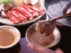 [とろける牛しゃぶ鍋]牛しゃぶ鍋を自家製のゴマだれとポン酢でどうぞ