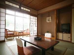 [和室8畳]-月の館-湯郷の山々を一望する窓からの眺めが素敵です