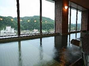 ?展望露天：湯郷温泉街を一望する「展望風呂」。大きな窓より外の眺めを楽しみながら、癒しの時を・・・