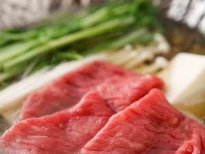 料理長が厳選した和牛です。やわらかいお肉を熱々のお鍋で。.