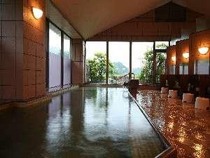 展望露天：湯郷温泉街を一望する「展望風呂」。大きな窓より外の眺めを楽しみながら、癒しの時を・・・。