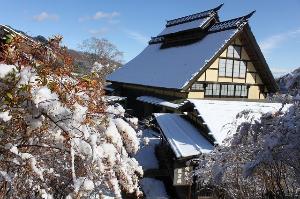 雪化粧をほどこしたかやぶき民家