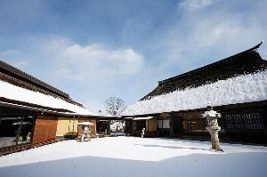 かやぶき民家の建ち並ぶ一軒宿