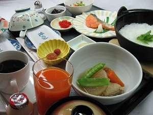 朝粥定食：新米のつやつやのあきたこまちを使用！その日の気分で選べます。