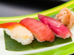 紅の食材でにぎるお寿司