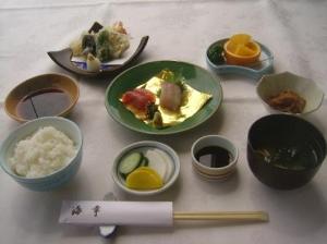 天麩羅、お刺身を中心にした和定食になります。