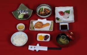 鹿児島伝統のきびなごの刺身、薩摩揚げ、豚骨をふんだんに使った定食でございます。