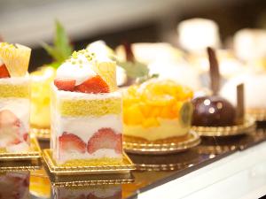 ■定番から季節限定など様々なホテルメイドのケーキがずらり(ファゴット)