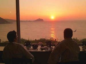 オーシャンビューのお食事処。夕陽が沈む姿を眺めながらお食事をお楽しみ下さい。