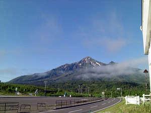 宿を一歩出れば雄大な利尻富士が姿を現します