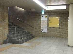 (3)東６番出口へ階段をあがる