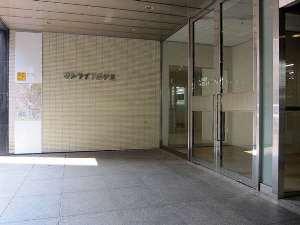 (4)階段を上がると目の前がホテル出入り口