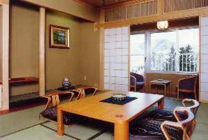 和室１０畳【飛燕閣】窓の外の景色もお楽しみいただける寛ぎ重視のお部屋です