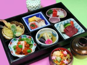 少量で品数を多く召し上がれて女性に人気の「華箱膳」
