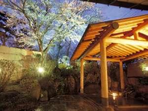 ４月には一本桜が満開に広がり、花見露天を楽しめます。