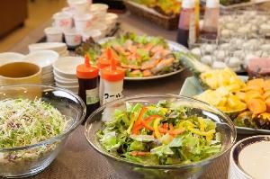 朝食バイキングの一例（サラダ）