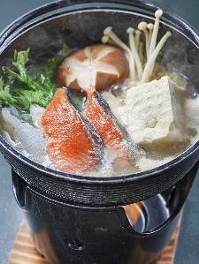 熱々の塩風味の酒粕鍋。体の中からポカポカに
