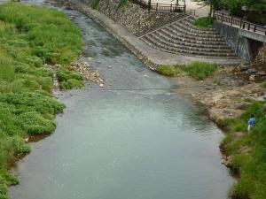 当館の前を流れる音信川（おとずれがわ）