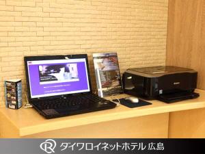 ロビーには、ご自由にお使いいただけるパソコンをご用意！